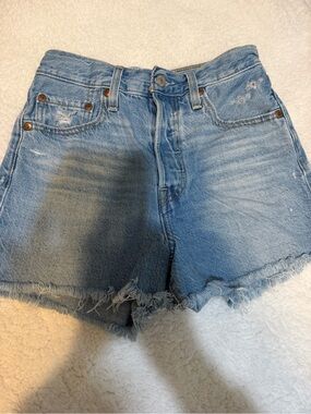 Size 25 Levi ribcage shorts